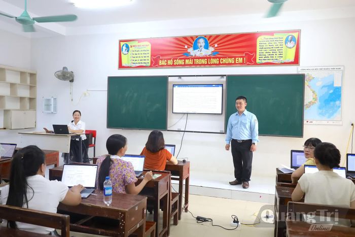 Thầy giáo Hồ Văn Hợi tham gia sinh hoạt chuyên môn cùng đồng nghiệp - Ảnh: Q.N