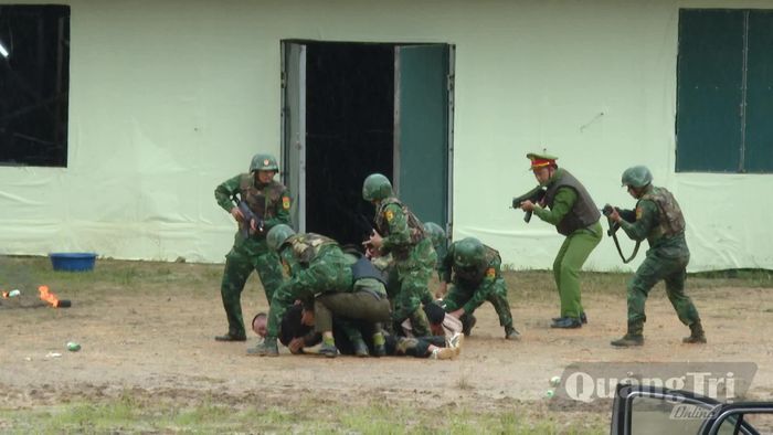 Cán bộ, chiến sĩ thực hành hiệp đồng, truy bắt các đối tượng tội phạm - Ảnh: K.H
