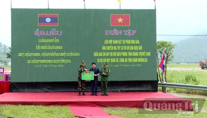 Đồng chí Lê Văn Bảo, Phó Chủ tịch UBND tỉnh Quảng Trị trao biển tượng trưng tặng trang thiết bị, vật chất và công cụ hỗ trợ Bộ Chỉ huy Quân sự tỉnh Khăm Muồn - Ảnh: K.H
