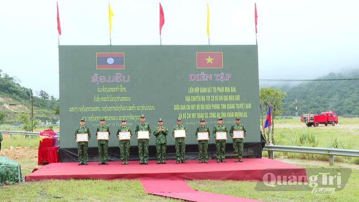 Bộ Tư lệnh Bộ đội Biên phòng Việt Nam trao bằng khen tặng các tập thể, cá nhân có thành tích xuất sắc trong thực hiện nhiệm vụ diễn tập - Ảnh: K.H