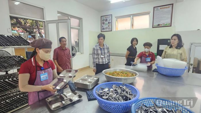 Kiểm tra điều kiện vệ sinh và quy trình chế biến thực phẩm tại bếp ăn trường học - Ảnh: P.K