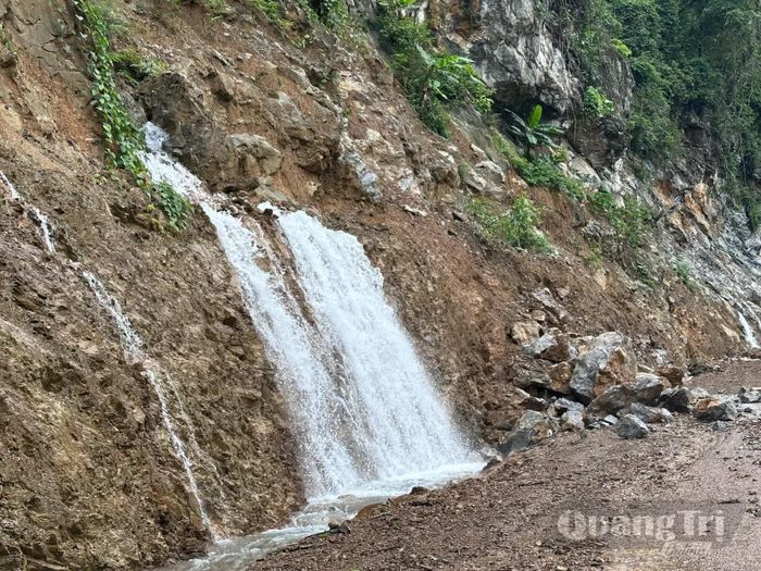 Nhiều điểm trên tuyến đường, nước vẫn chảy thành thác - Ảnh: Đ.T
