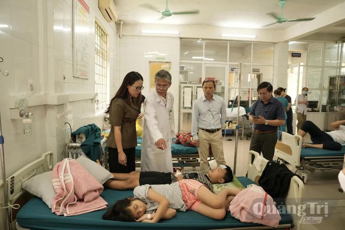 Trong số các bệnh nhân đang được điều trị, theo dõi tại Bệnh viện đa khoa khu vực Cam Lộ có nhiều trường hợp là học sinh - Ảnh: L.T