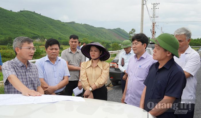 Đại diện lãnh đạo UBND xã Đồng Lê báo cáo tình hình thực hiện dự án - Ảnh: C.H