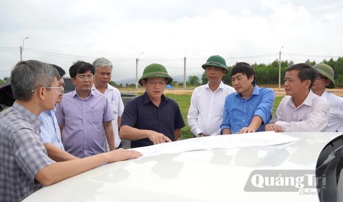 Đồng chí Lê Văn Bảo, Phó Chủ tịch UBND tỉnh yêu cầu đánh giá nguyên nhân dự án tăng vốn - Ảnh: C.H
