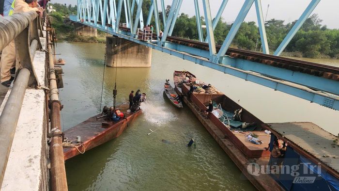 Sà lan bị lật (bên trái) được kéo lên khỏi mặt nước - Ảnh: L.O