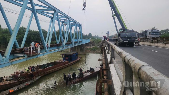 Cẩu kéo sà lan cuối cùng bị mắc kẹt - Ảnh: L.O