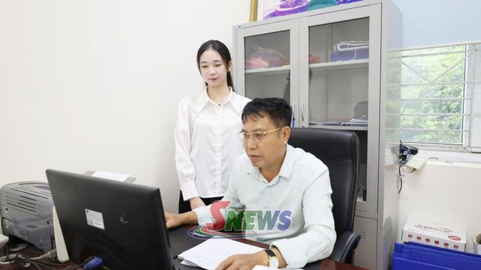 Cán bộ xã Chiềng Khương quản lý tài chính - ngân sách trên ứng dụng chuyên ngành.