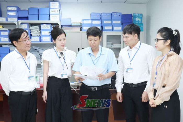 Cán bộ, công chức Phòng Quản lý doanh nghiệp và Đăng ký kinh doanh, Sở Tài chính trao đổi nghiệp vụ.