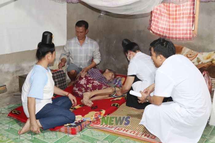 Tổ khám bệnh lưu động của Trạm Y tế xã Mường La khám bệnh tại nhà cho người cao tuổi.