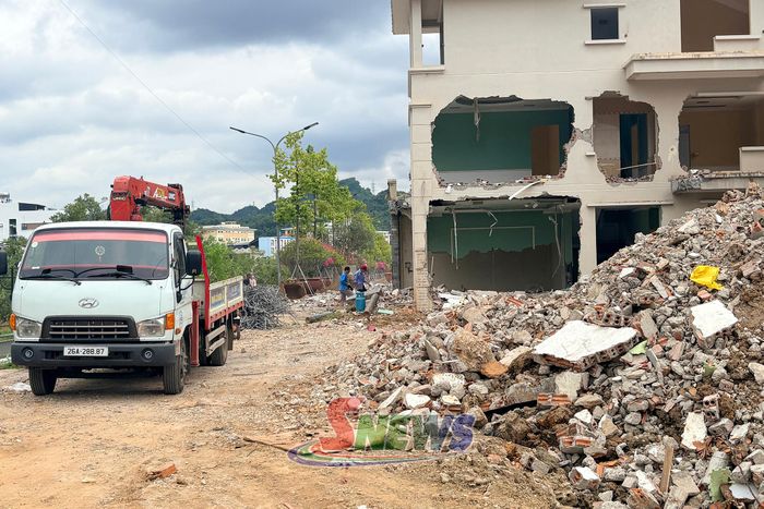 Những hộ dân cuối cùng tháo dỡ công trình, bàn giao mặt bằng.