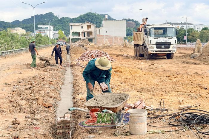 Đơn vị thi công xây dựng tường rào trên phần diện tích đã được bàn giao mặt bằng.
