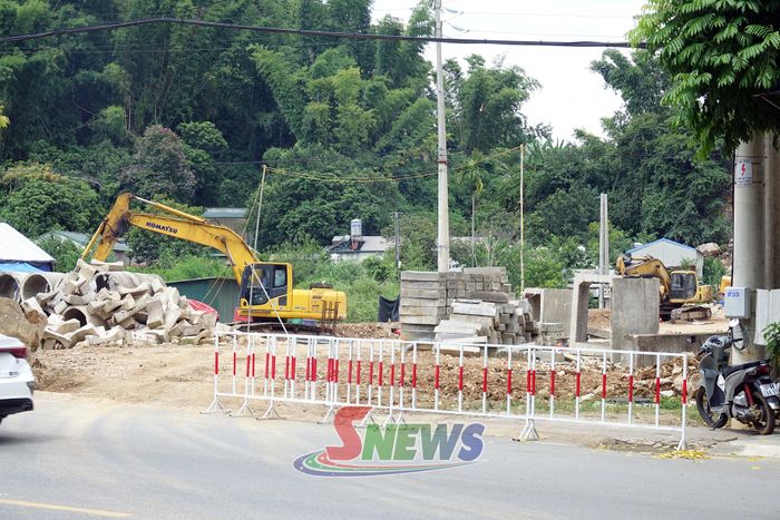 Hàng rào được bố trí nhằm bảo đảm an toàn giao thông trong quá trình thi công.