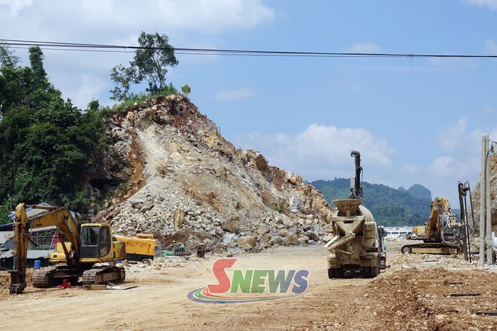 Thi công nút giao đường Hoàng Quốc Việt - Mé Ban - Trần Đăng Ninh với Quốc lộ 6.