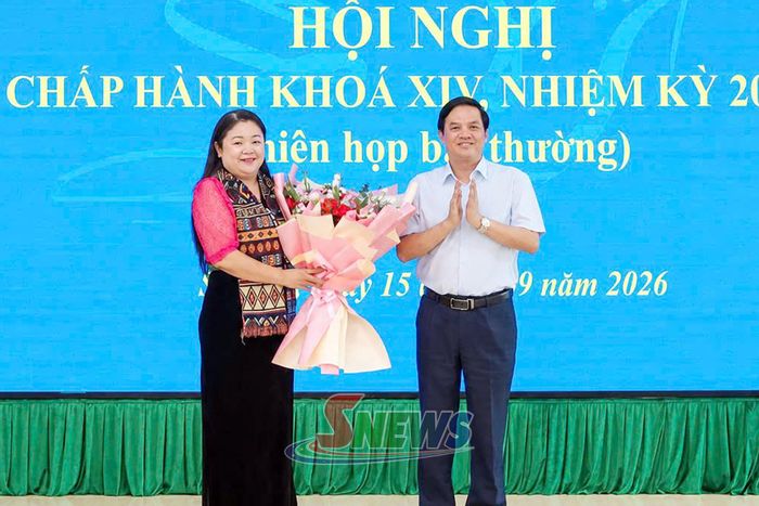 Đồng chí Nguyễn Mạnh Hùng tặng hoa chúc mừng đồng chí Lò Thị Thúy Hà.