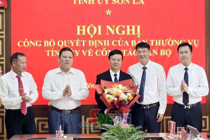 Thường trực HĐND, UBND xã Mường Chiên tặng hoa chúc mừng đồng chí Trần Tuấn Đạt