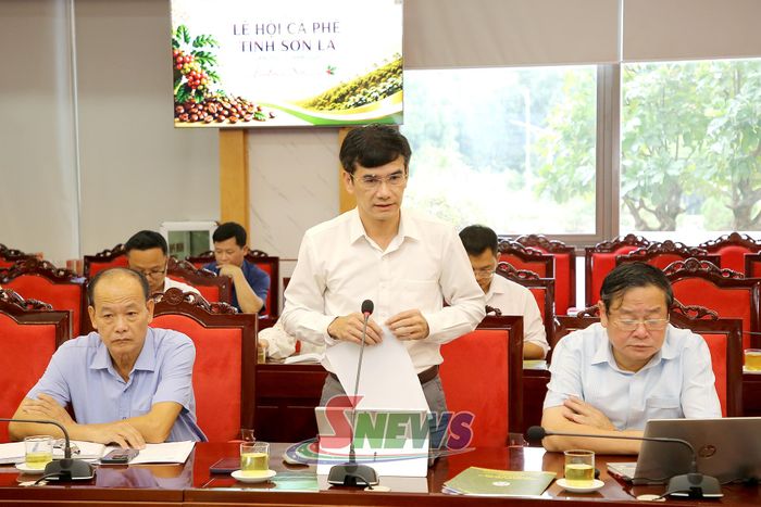 Lãnh đạo Trung tâm Xúc tiến đầu tư, thương mại và du lịch tỉnh báo cáo tại cuộc họp.