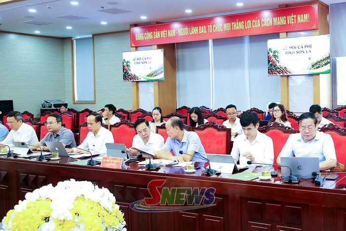 Các đại biểu dự họp.