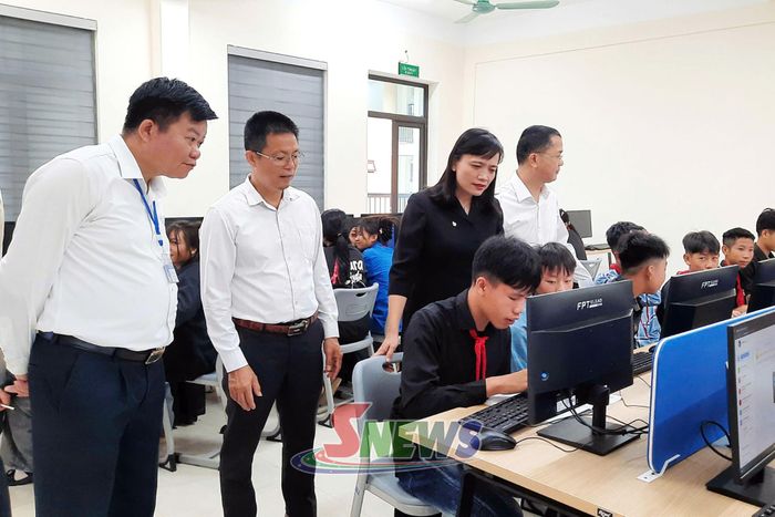 Đồng chí Lường Thị Vân Anh, Trưởng ban Nội chính Tỉnh ủy cùng đoàn công tác kiểm tra, nắm tình hình tại Trường PTNT TH&THCS Yên Sơn
