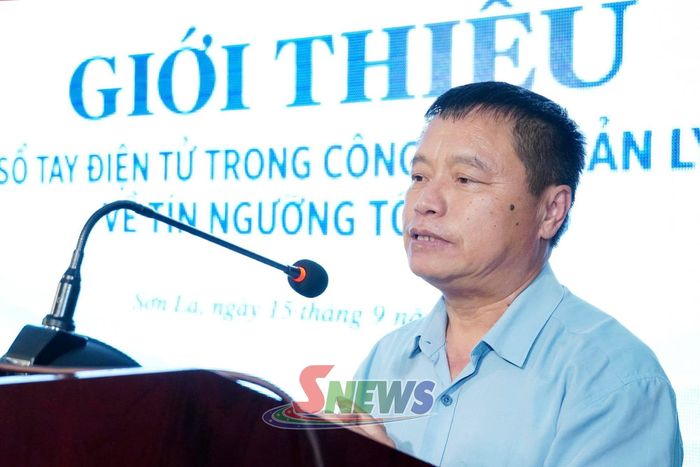 Lãnh đạo Sở Dân tộc và Tôn giáo tỉnh phát biểu tại chương trình giới thiệu Sổ tay điện tử.
