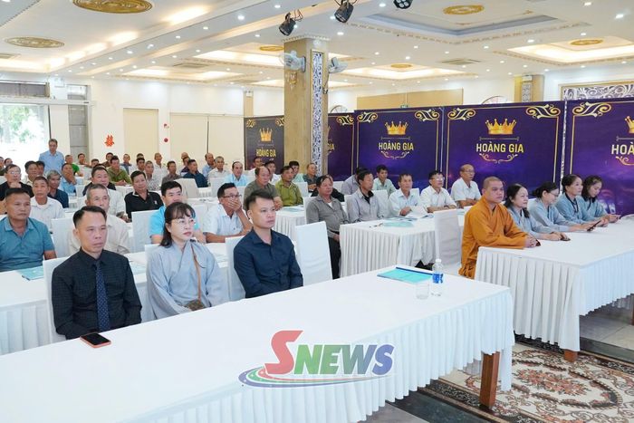 Các đại biểu tham dự chương trình.