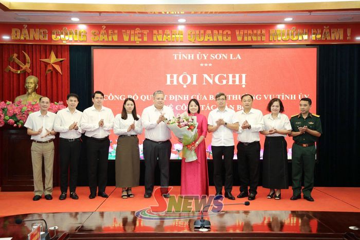 Lãnh đạo phường Chiềng Cơi tặng hoa chúc mừng đồng chí Thào Thị Vàng.