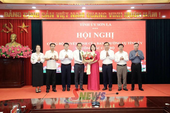 Ban Thường vụ Đảng ủy UBND tỉnh tặng hoa chúc mừng đồng chí Thào Thị Vàng.
