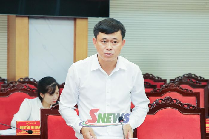 Đại diện Ban Tổ chức Đảng ủy UBND tỉnh báo cáo tại hội nghị.