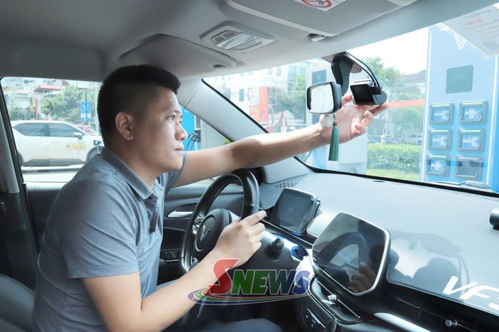 Lái xe Công ty TNHH Thương mại và Du lịch di chuyển xanh Tây Bắc kiểm tra camera giám sát hành trình.