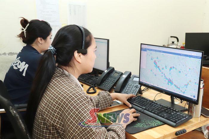 Nhân viên trực tổng đài Công ty TNHH Thương mại và Du lịch di chuyển xanh Tây Bắc theo dõi giám sát hành trình để phân luồng, điều tiết xe hợp lý.