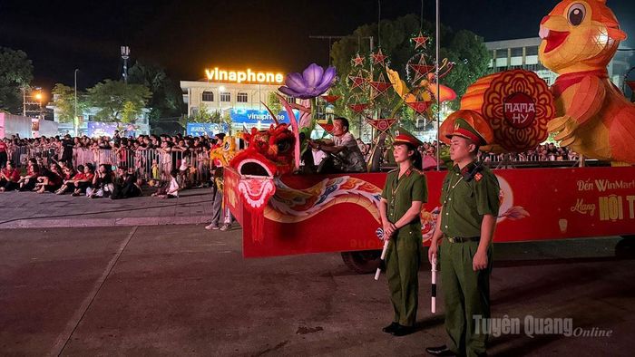 Lực lượng Công an phường Minh Xuân làm nhiệm vụ bảo đảm an toàn giao thông tại khu vực diễn diễu mô hình Trung thu.