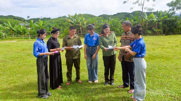 Cán bộ Công an xã Tân An phối hợp với Tổ bảo vệ an ninh, trật tự tuyên truyền, nâng cao nhận thức phòng, chống ma túy cho người dân.