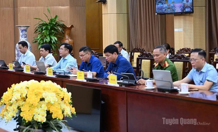Lãnh đạo các sở, ngành dự hội nghị tại điểm cầu Tuyên Quang.