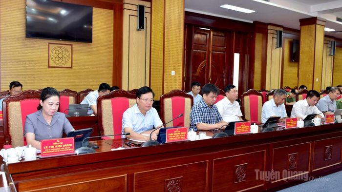 Đồng chí Lê Thị Kim Dung, Phó Bí thư Thường trực Tỉnh ủy, Trưởng đoàn ĐBQH khóa XVI tỉnh và các đại biểu dự hội nghị.