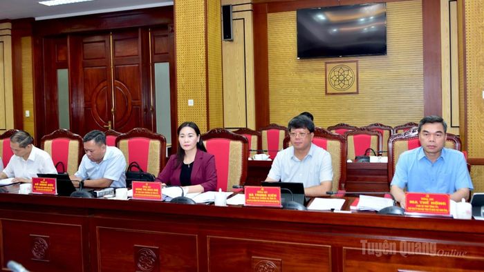 Đồng chí Ma Thế Hồng, Phó Bí thư Tỉnh ủy, Chủ tịch Ủy ban MTTQ Việt Nam tỉnh và các đại biểu dự hội nghị.