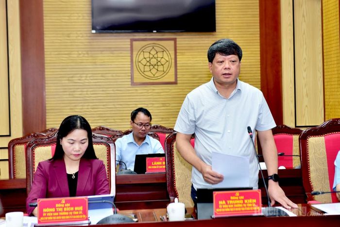 Phó Chủ tịch Thường trực Ủy ban MTTQ Việt Nam tỉnh Hà Trung Kiên thảo luận tại hội nghị.