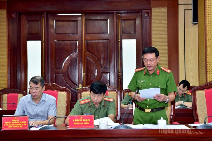 Đại tá Đỗ Tiến Dũng, Phó Giám đốc Công an tỉnh (thay mặt Cơ quan Thường trực Ban Chỉ đạo tỉnh) báo cáo kết quả thực hiện 9 tháng, phương hướng, nhiệm vụ trọng tâm 3 tháng cuối năm 2026.