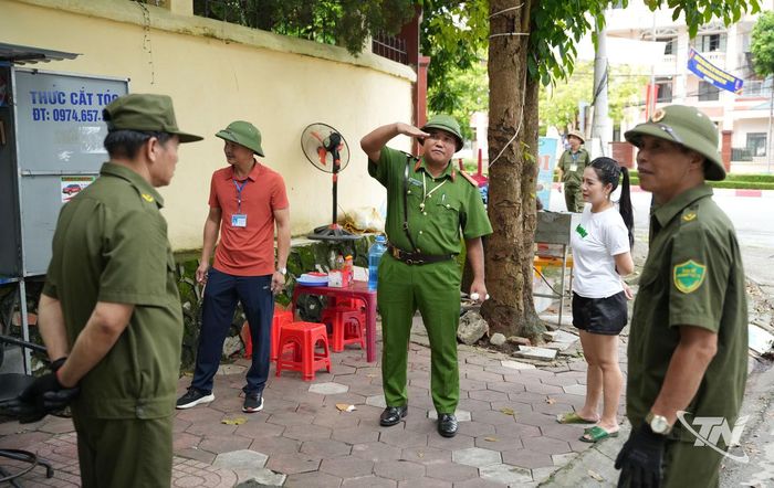 Lực lượng chức năng phường Đức Xuân tuyên truyền, vận động các hộ kinh doanh chấp hành quy định về sử dụng vỉa hè.