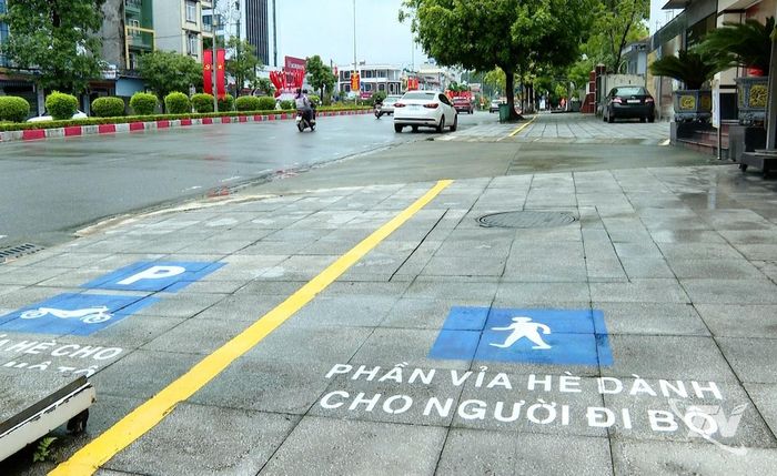 Phường Bắc Kạn kẻ vạch trên các tuyến đường, bảo đảm lối đi dành cho người đi bộ rộng tối thiểu 1,5m.