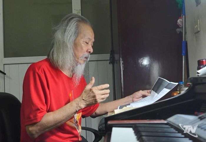 Nhạc sĩ Văn Thao, con trai trưởng của cố nhạc sĩ Văn Cao, bên bản ký âm nhạc phẩm Đàn chim Việt.