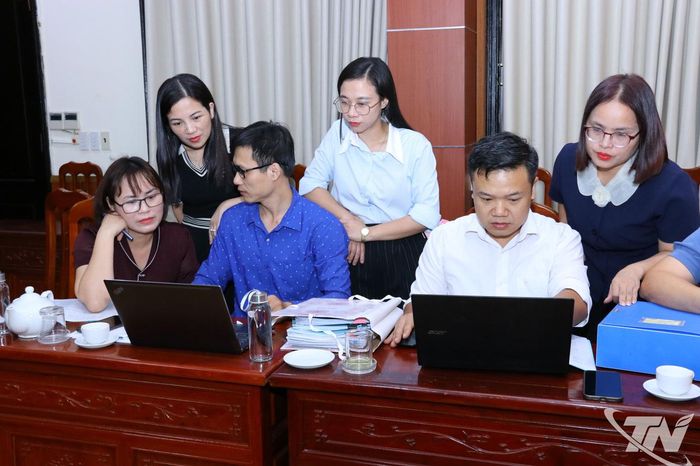 Đoàn khảo sát kiểm tra hồ sơ đánh giá cán bộ theo KPI tại phường Phan Đình Phùng.