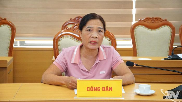 Bà Lê Thị Việt Hà nêu kiến nghị tại buổi tiếp công dân.