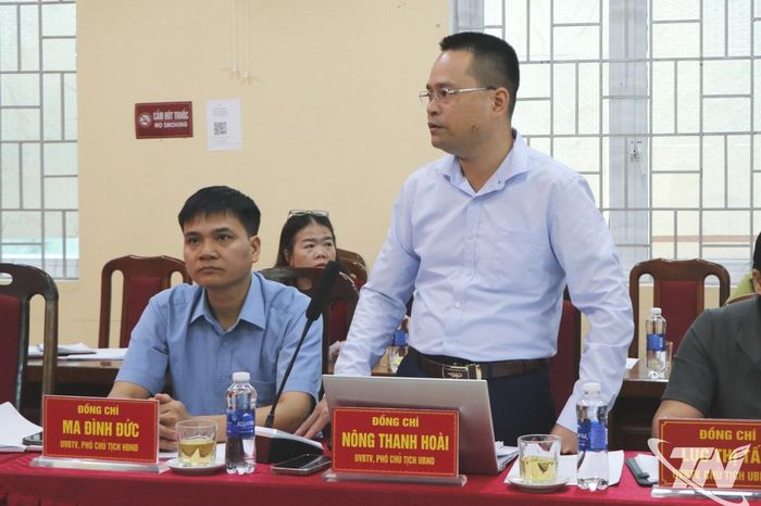 Lãnh đạo xã Yên Thịnh báo cáo công tác quản lý, bảo vệ và phát triển rừng trên địa bàn.