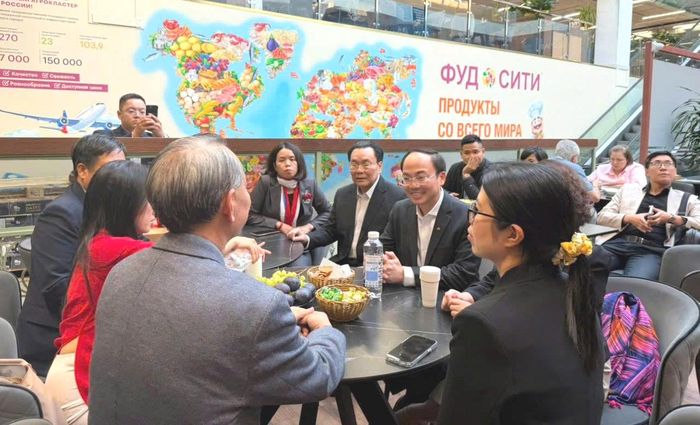 Đồng chí Nguyễn Đăng Bình trao đổi với đại diện Foodcity về việc kết nối tiêu thụ và quảng bá nông sản, thực phẩm Thái Nguyên tại thị trường Nga.