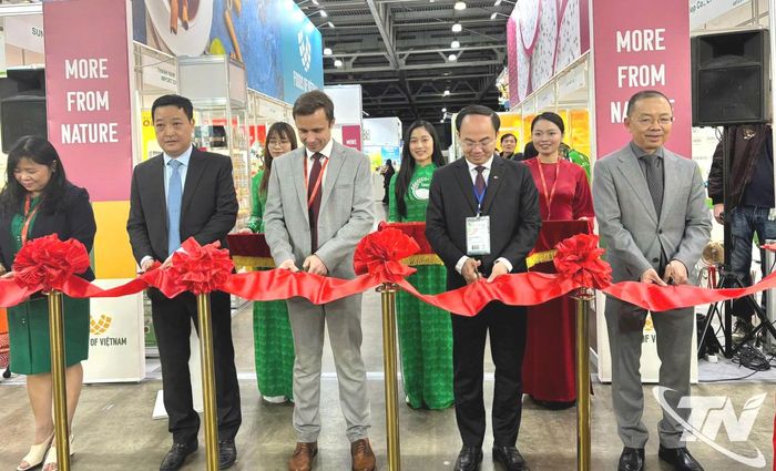 Đồng chí Nguyễn Đăng Bình (thứ 2 từ phải sang) cùng các đại biểu cắt băng khai trương Khu gian hàng Việt Nam tại sự kiện.