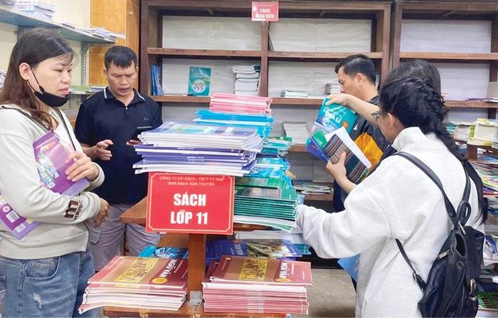 Phụ huynh, học sinh mua sách tại nhà sách Hàn Thuyên