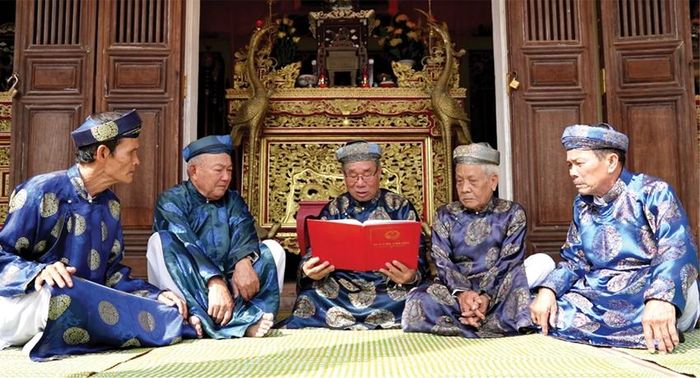 Ban quản lý làng Thanh Thủy Thượng xem lại những quy ước của làng trong việc tang lễ.