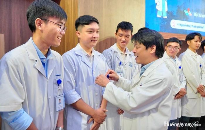 Trao bảng tên cho các bác sĩ nội trú
