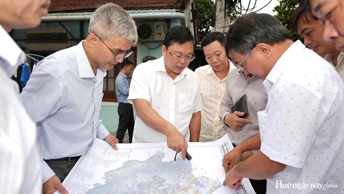 Phó Bí thư Thành ủy, Chủ tịch UBND thành phố Lê Trí Thanh cùng lãnh đạo các sở, ngành nghiên cứu phương án phát triển các khu công nghiệp mới ở phía Bắc thành phố. Ảnh: Ngọc Hiếu 