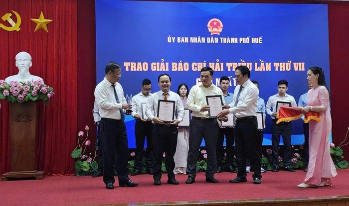 Trao giải Báo chí Hải Triều - giải thưởng do UBND thành phố phối hợp với Hội Nhà báo tổ chức hằng năm.
